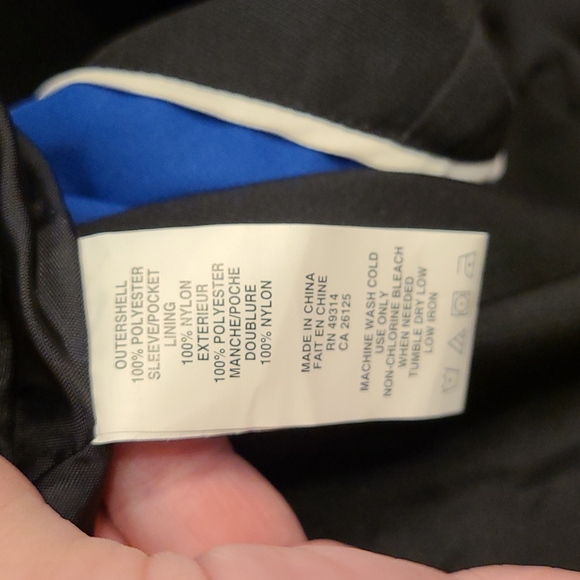 Pistons V-neck Windshirt - Picture 9 of 10